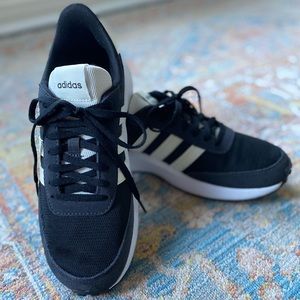 NWT- Adidas Run 70s